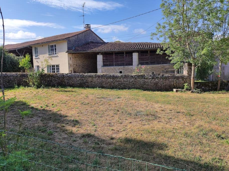 Maison De Campagne, Bulle De Verdure Montbron Exteriör bild