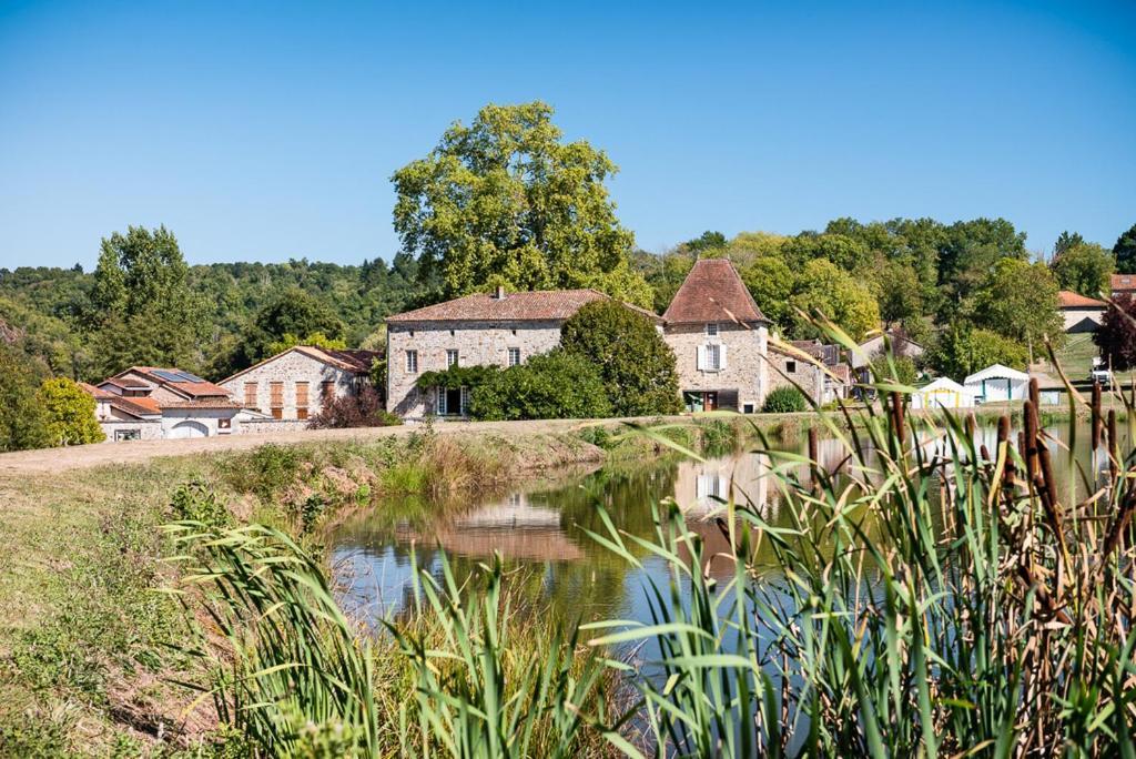 Maison De Campagne, Bulle De Verdure Montbron Exteriör bild